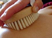 Bürstenmassage mit einer trockener Naturbürste