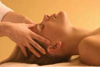 Kopfmassage, nicht nur Entspannung. Kopfschmerzen werden leichter.