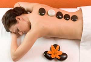 Hot Stone Massage: Heisse und kalte Steine aud die Energiezentren des Körpers