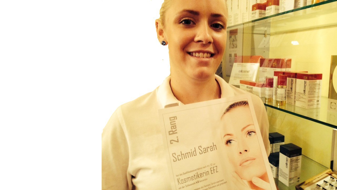 Sarah darf jetzt den Titel „ eidgenössisch geprüfte Kosmetikerin EFZ“ tragen.