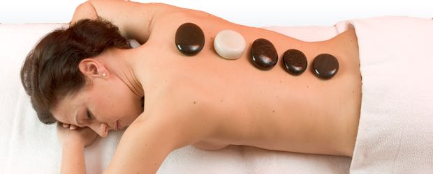 Die Hot Stone Massage ist eine Massageform unter Zuhilfenahme von warmen Steinen aus Basalt und kalten Steinen aus Marmor.